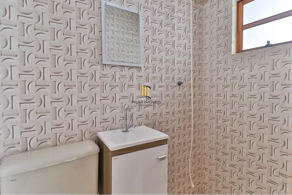 Casa térrea com 2 dormitórios, lavabo, espaço gourmet e 2 vagas.