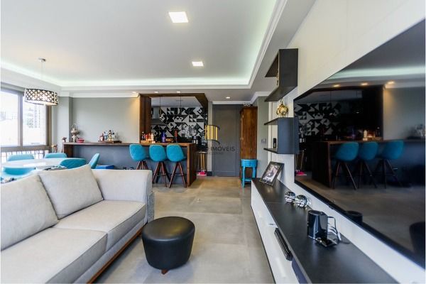 Apartamento reformado 3 dormitórios com vista aberta no Mont Serrat