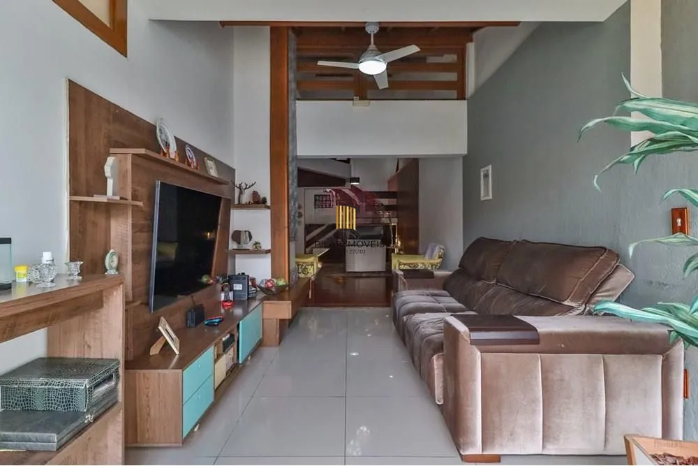 Casa térrea com 2 dormitórios, lavabo, espaço gourmet e 2 vagas.