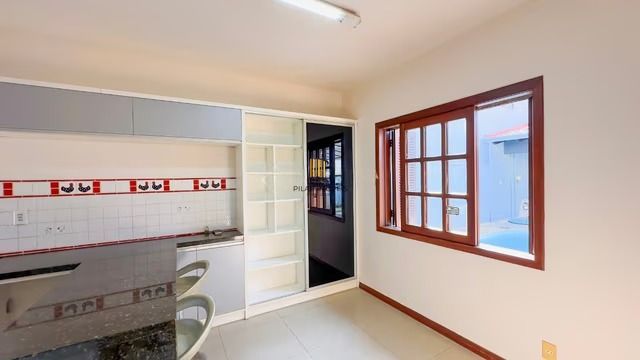 Casa térrea com 3 dormitórios, piscina, espaço gourmet com churrasqueira.