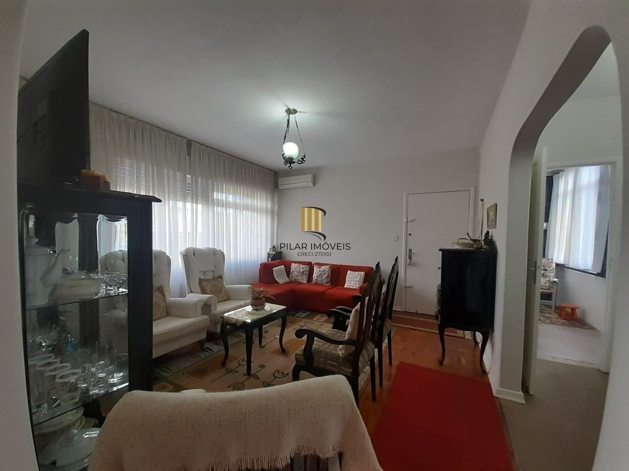 Apartamento com 3 dormitórios, living 2 ambientes, banheiro social, total de 109,57m² privativos, cozinha e área de serviço separadas.