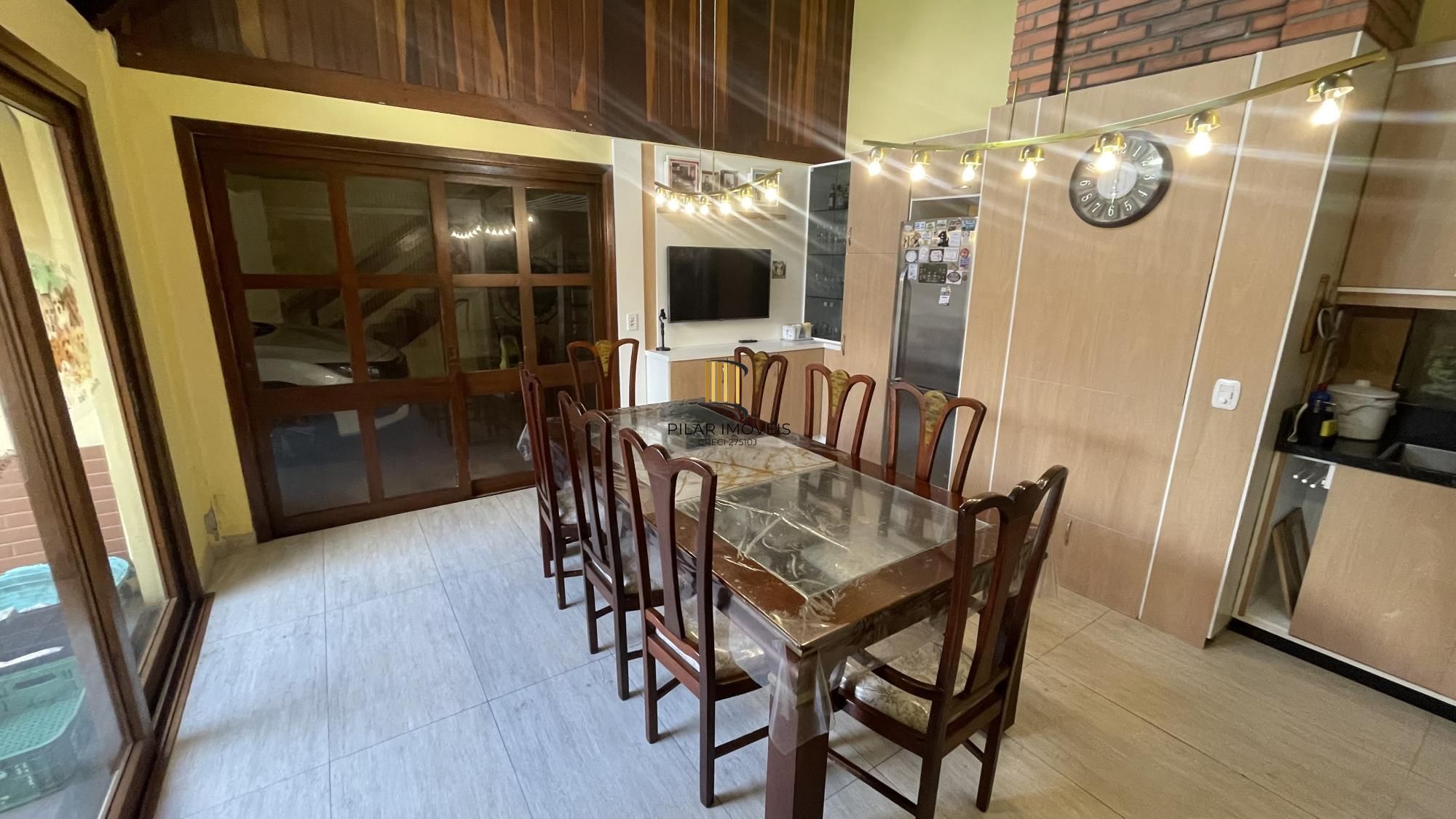 Casa térrea com 2 suítes com amplo pátio,