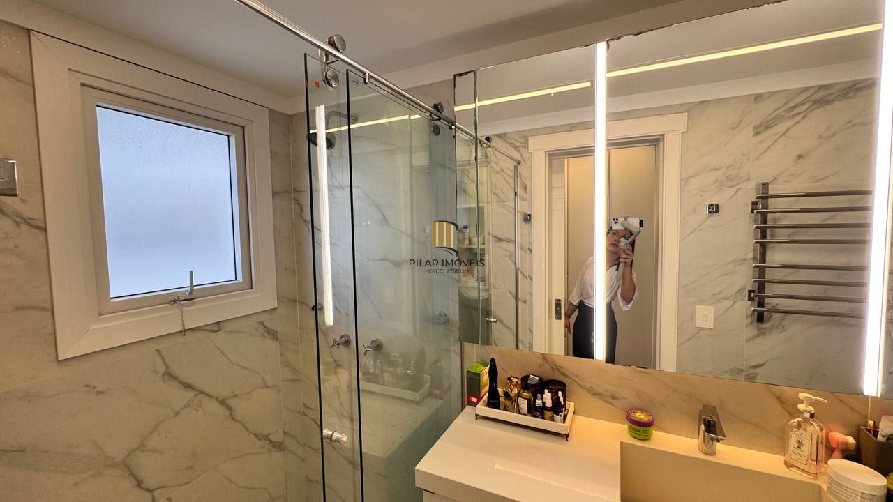 Amplo apartamento com 3 suítes, lavabo, lareira e 2 vagas individuais.