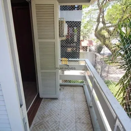 Apartamento com 2 dormitórios, banheiro auxiliar e 2 vagas cobertas.