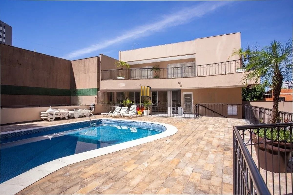 Amplo apartamento com 3 suítes, lavabo, lareira e 2 vagas individuais.