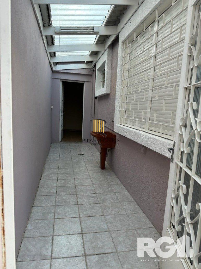 Casa reformada com pátio e espaço gourmet em frente à praça
