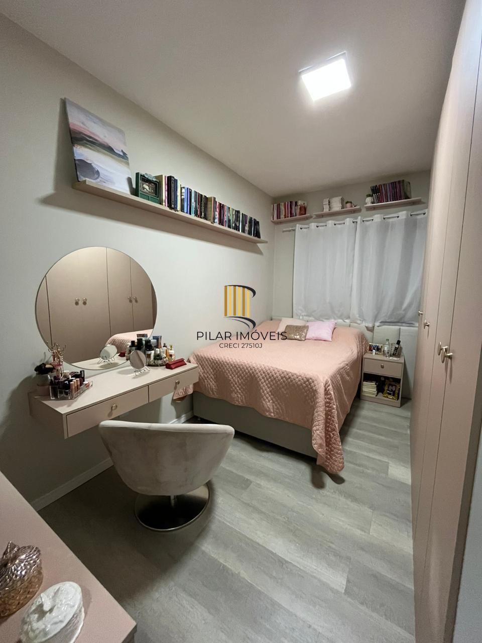 Casa em condomínio com 3 dormitórios, suíte e 2 vagas.