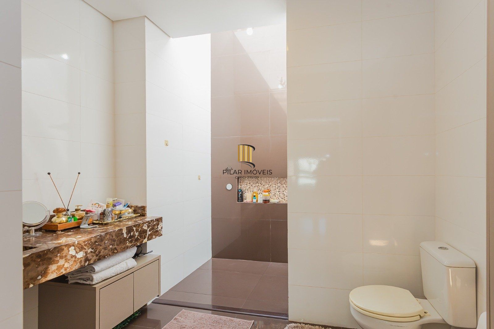 Casa de alto padrão com elevador e piscina acessível em condomínio no Passo das Pedras