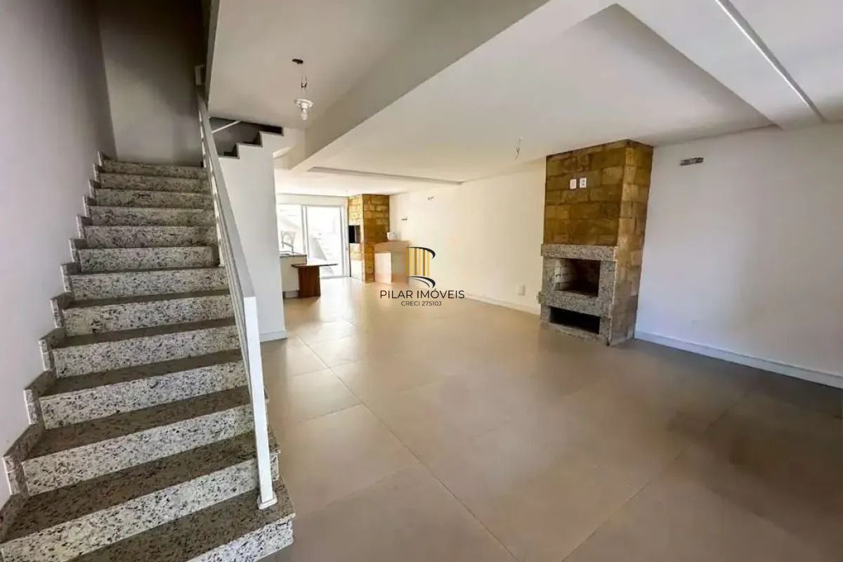 Casa com 3 dormitórios, suíte, churrasqueira, lareira e 2 vagas de garagem.