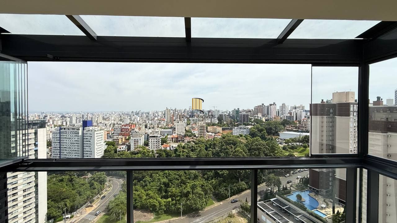 Apartamento mobiliado de 2 dormitórios com suíte e 2 vagas no Petrópolis