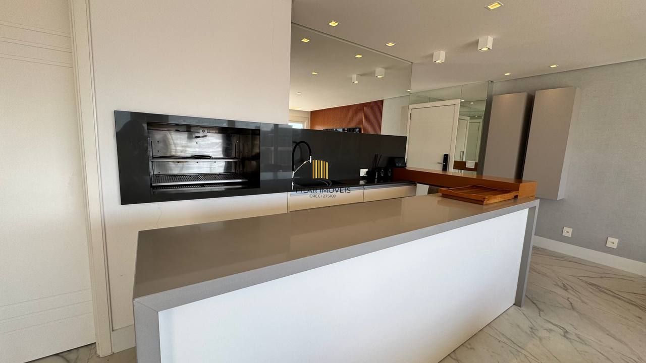 Amplo apartamento com 3 suítes, lavabo, lareira e 2 vagas individuais.