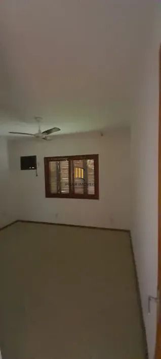 Casa térrea com 2 dormitórios, amplo pátio e 3 vagas.