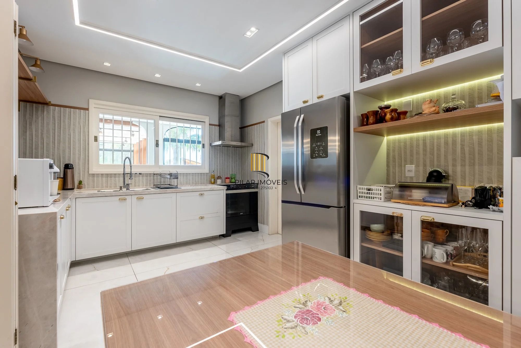 Casa alto padrão com 473m², piscina e 3 suítes no Ecoville – POA