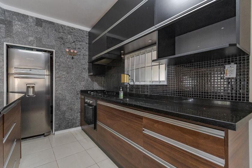 Casa térrea com 3 dormitórios, espaço gourmet e 3 vagas.