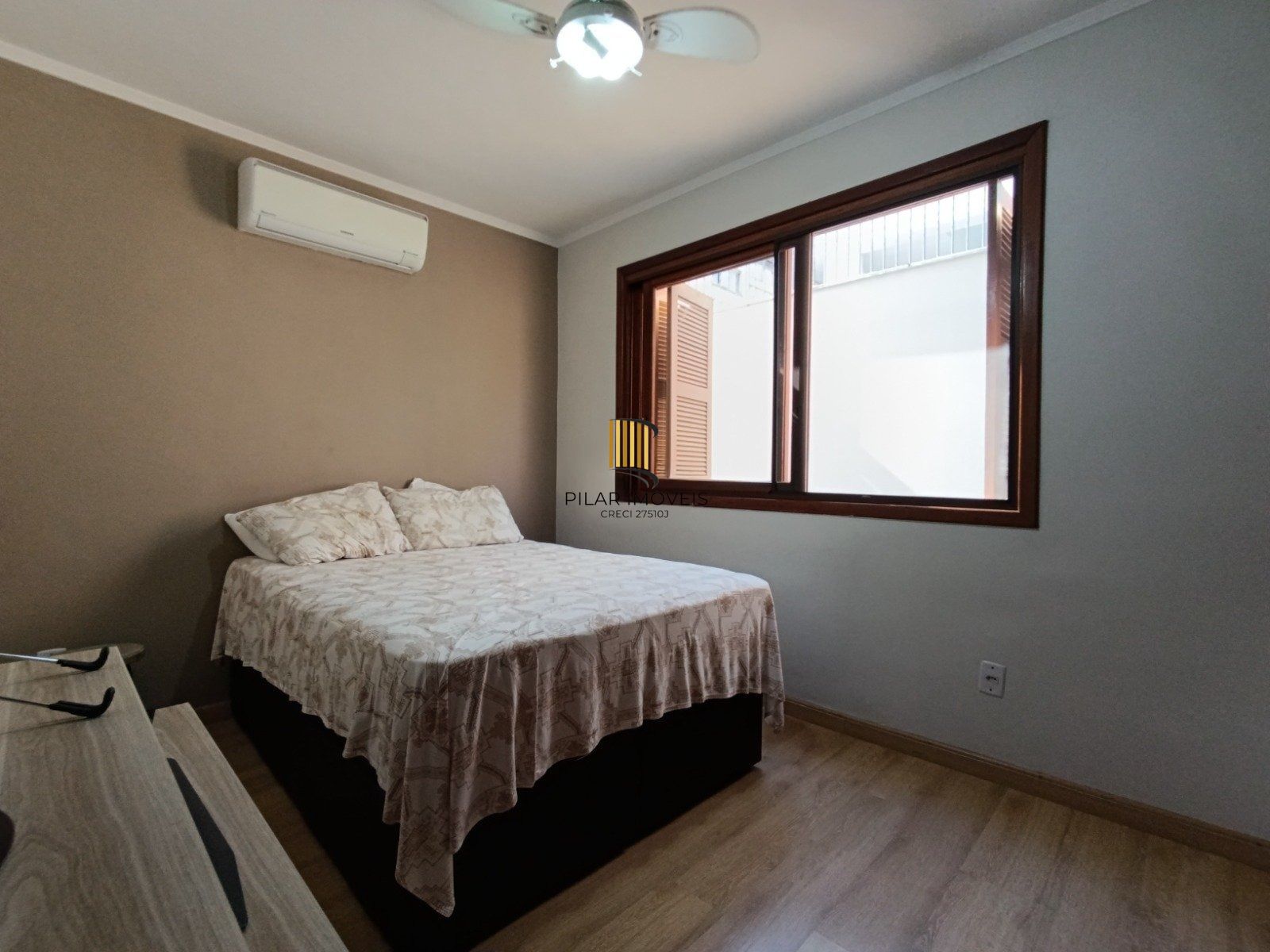 Apartamento de 2 dormitórios com suíte, sacada e churrasqueira.