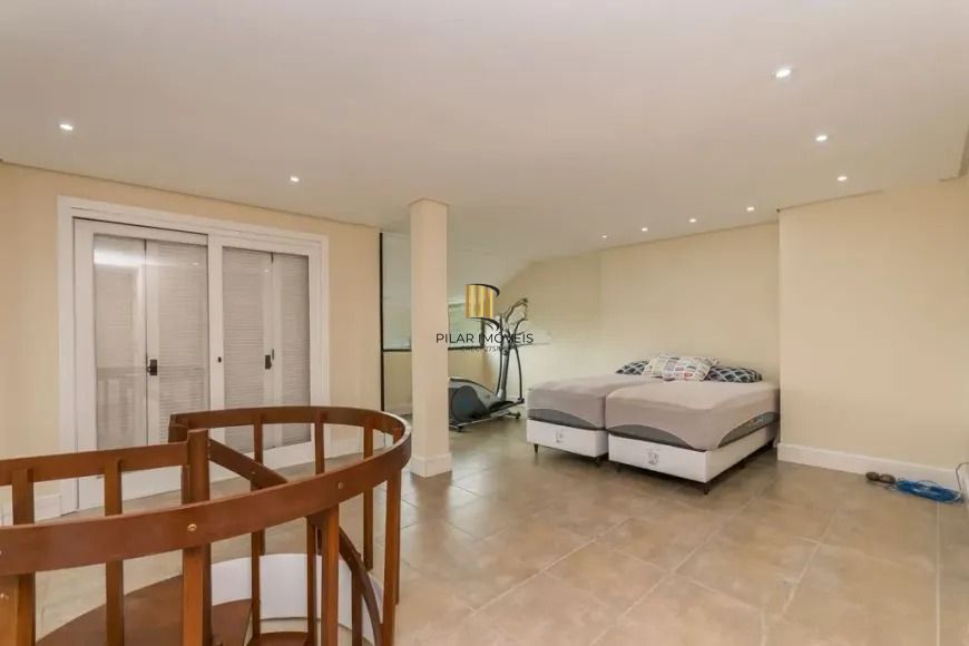 Cobertura com 3 dormitórios, suíte e 2 vagas.