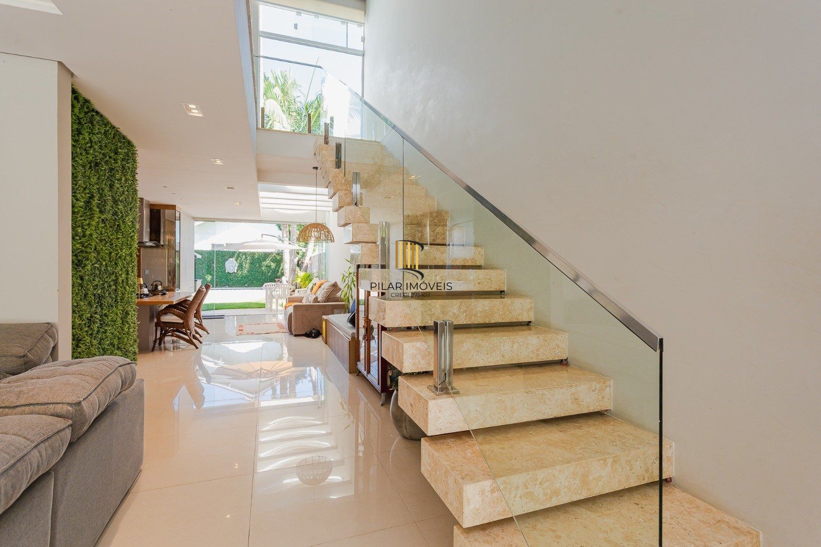 Casa de alto padrão com elevador e piscina acessível em condomínio no Passo das Pedras