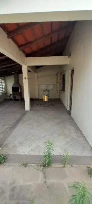 Casa térrea com 2 dormitórios, amplo pátio e 3 vagas.