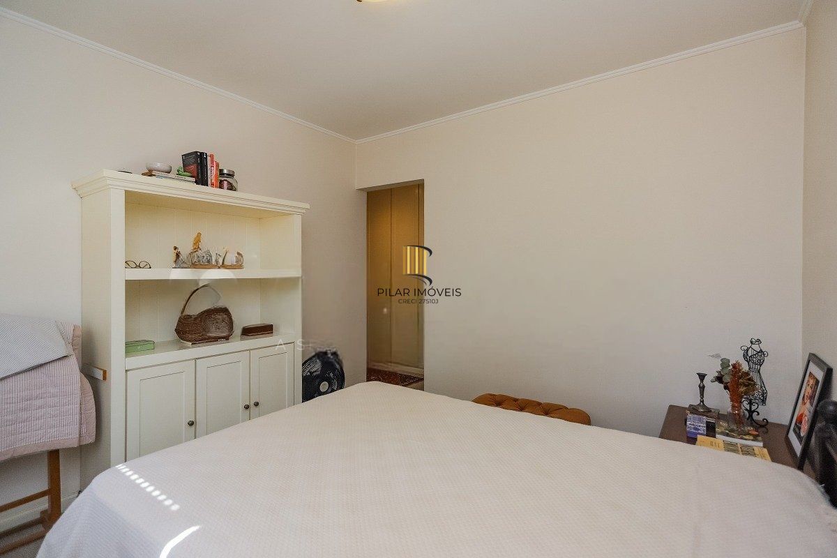 Apartamento com 3 dormitórios, suíte, 2 vagas e varanda com churrasqueira.