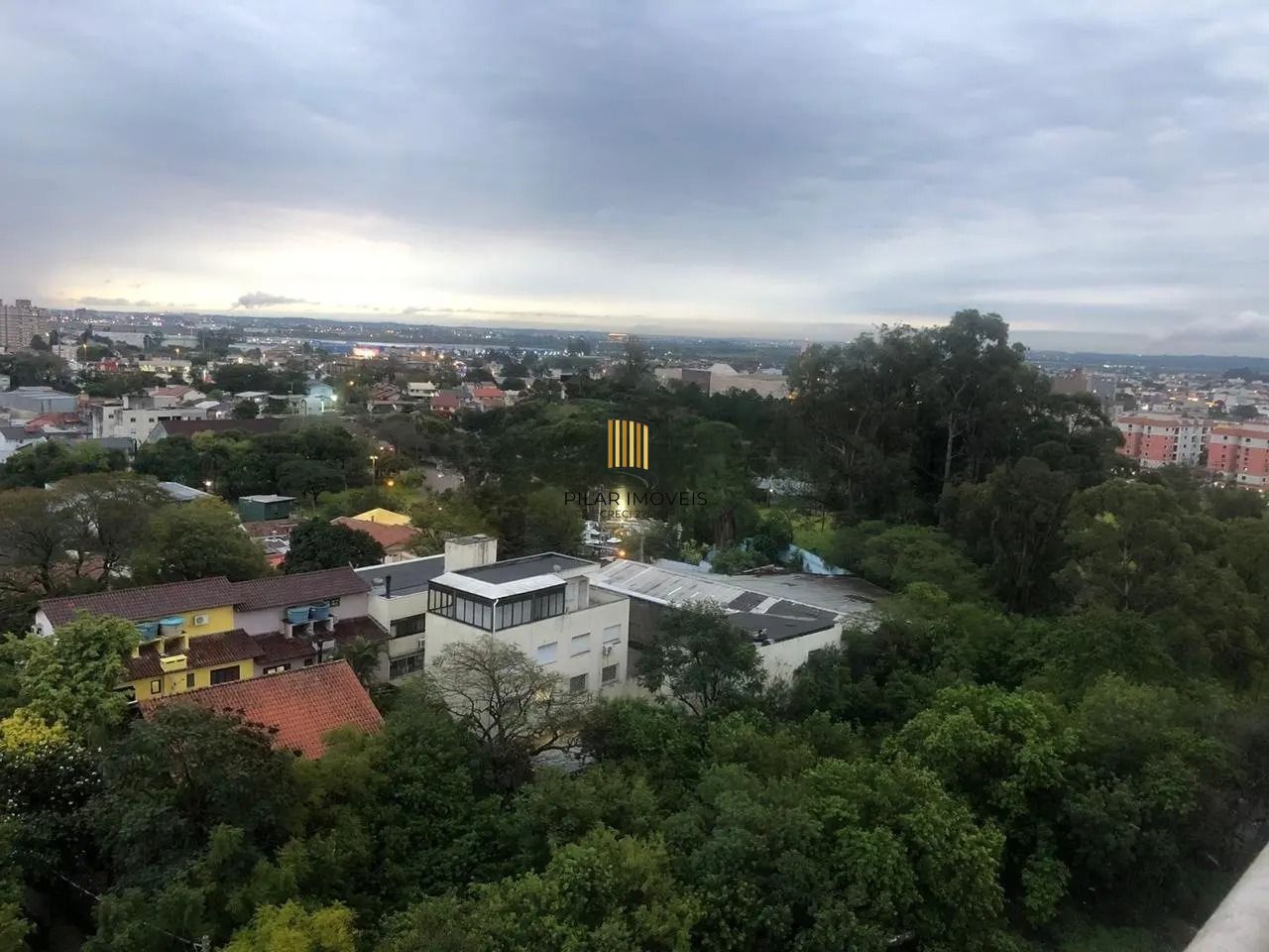 Apartamento com sacada e churrasqueira com 2 quartos e 52m²  privativos no Bairro Sarandi, Porto Alegre.