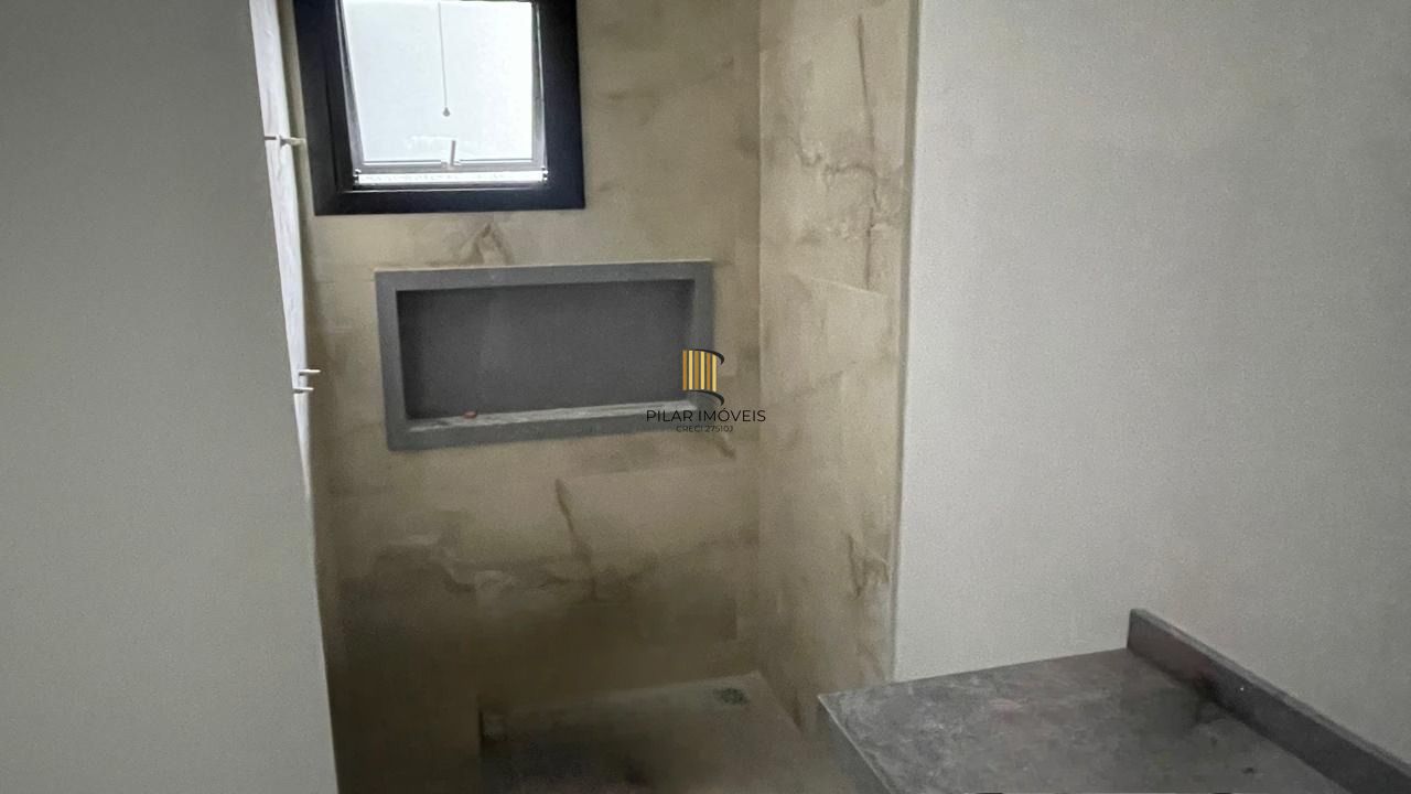 Casa em condomínio com 3 dormitórios, 2 suítes, churrasqueira, lareira e 2 vagas.