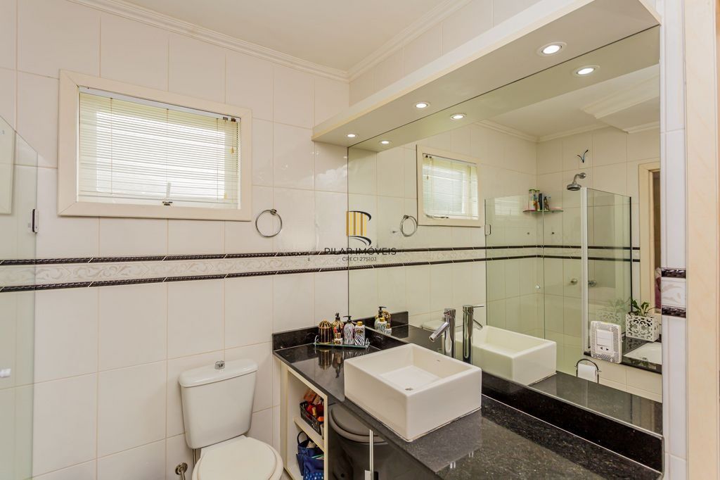 Casa em Condomínio com 3 dormitórios, suíte e 2 vagas cobertas.