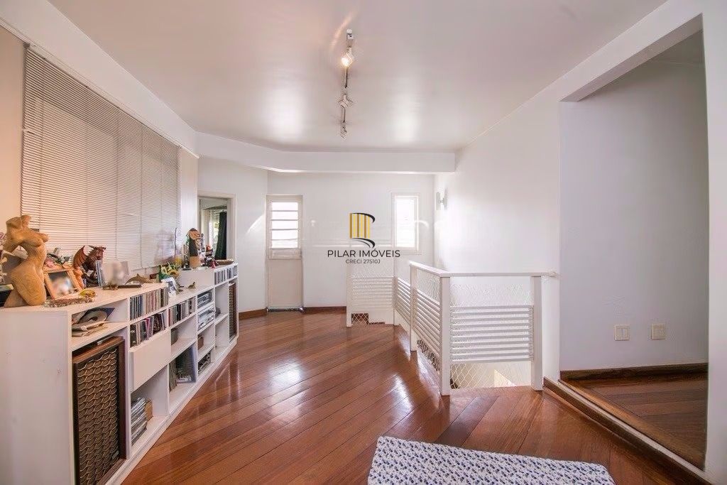 Casa de esquina com 6 dormitórios, 430m², piscina, 4 vagas