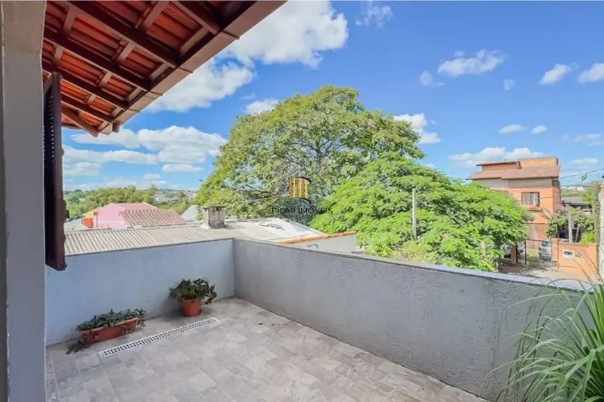Casa térrea com 4 dormitórios, suíte e 2 vagas.