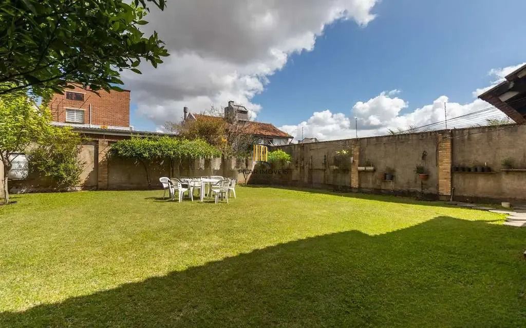 Casa térrea com 5 dormitórios, 2 suítes, 3 vagas.