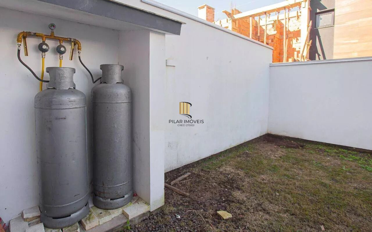 Casa em condomínio com 3 dormitórios, suíte e 2 vagas.