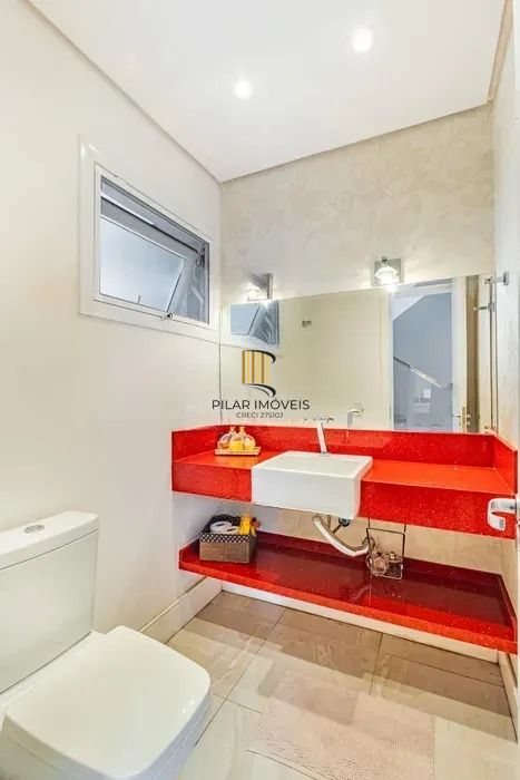 Casa térrea com 3 dormitórios, suíte e 2 vagas.