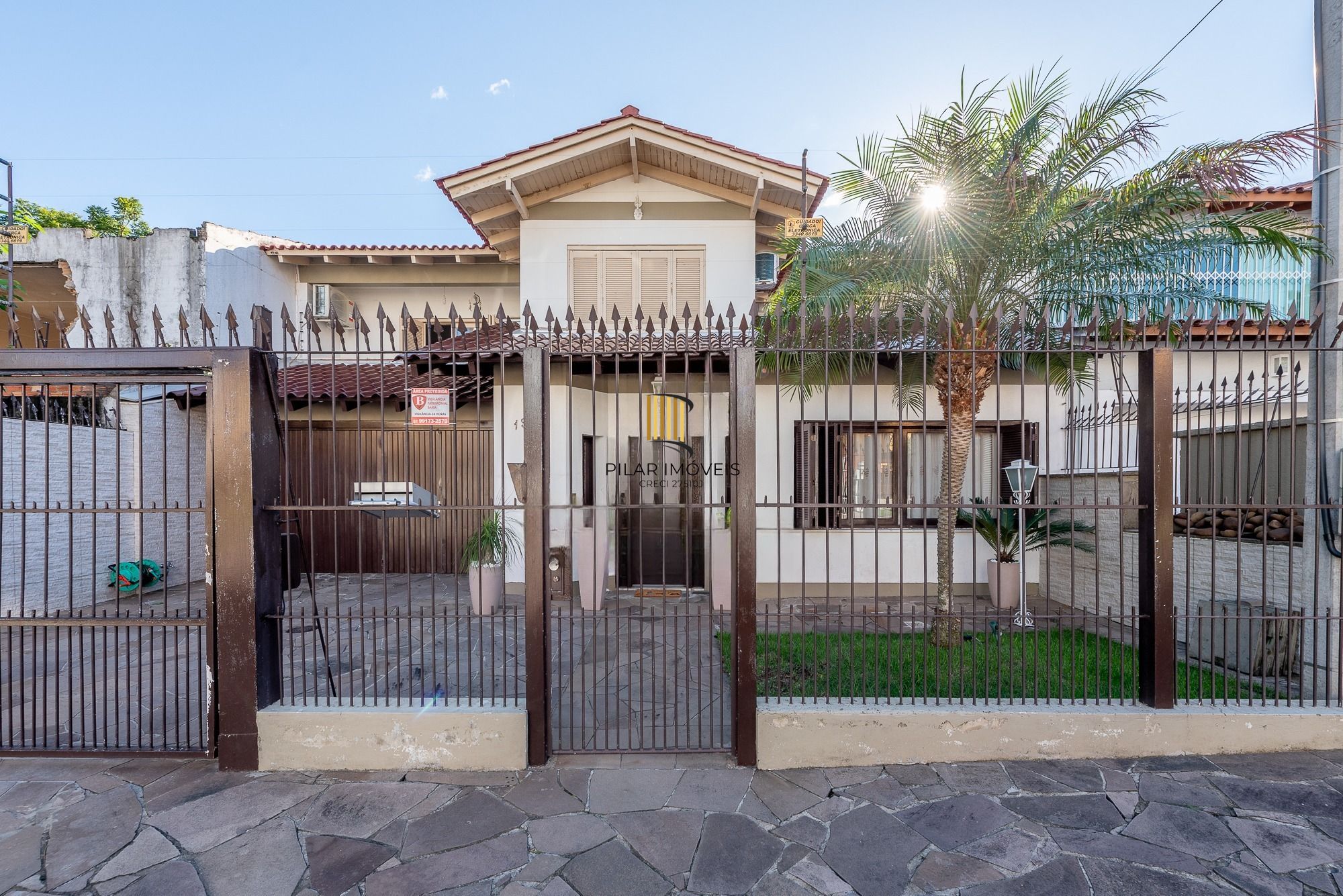 Casa com 5 Dormitórios, Suíte Master e Piscina no Jardim Planalto