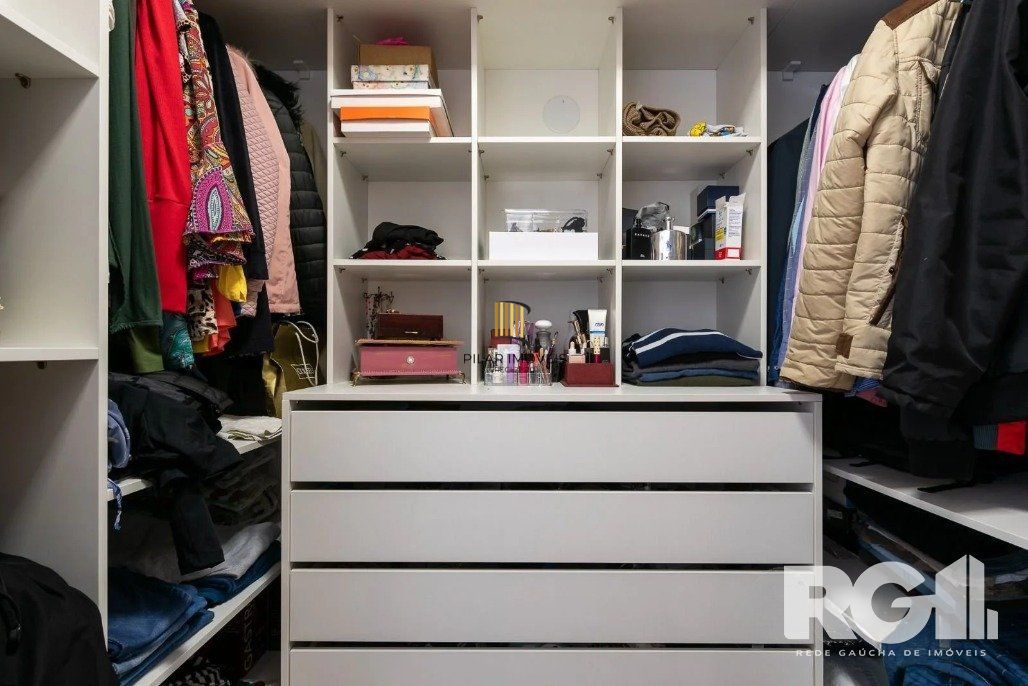 Apartamento de 3 dormitórios com suíte e churrasqueira, lavabo e 2 vagas de garagem.