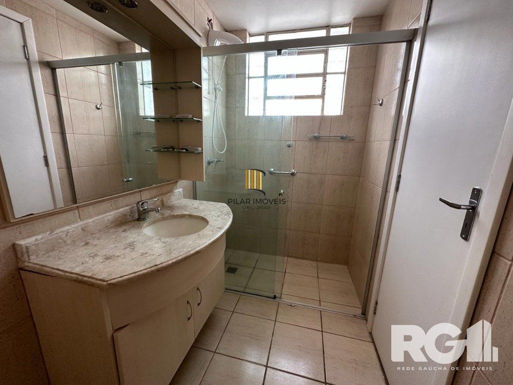 Casa reformada com pátio e espaço gourmet em frente à praça