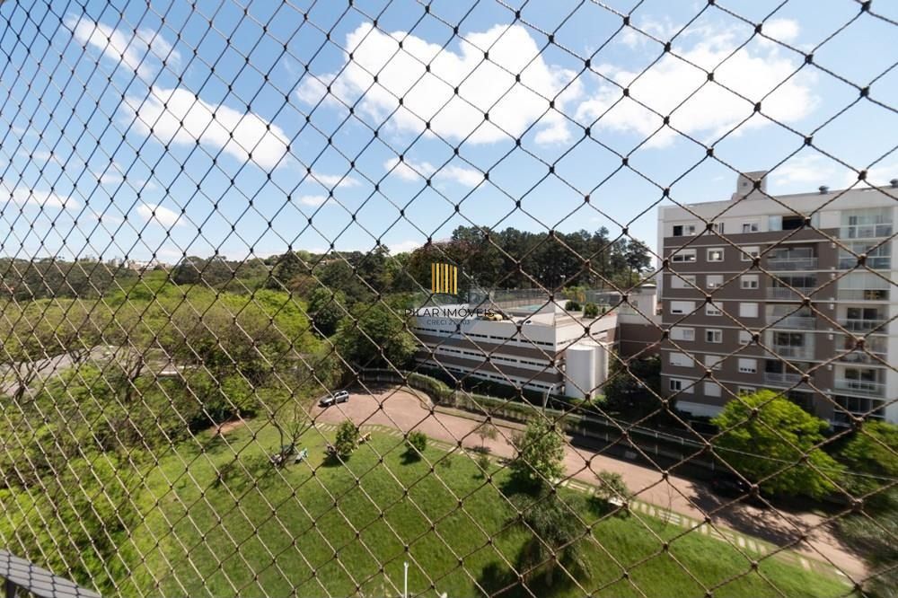 Apartamento com 3 dormitórios (sendo 1 suíte), 2 banheiros, lareira, churrasqueira e 2 vagas de garagem.