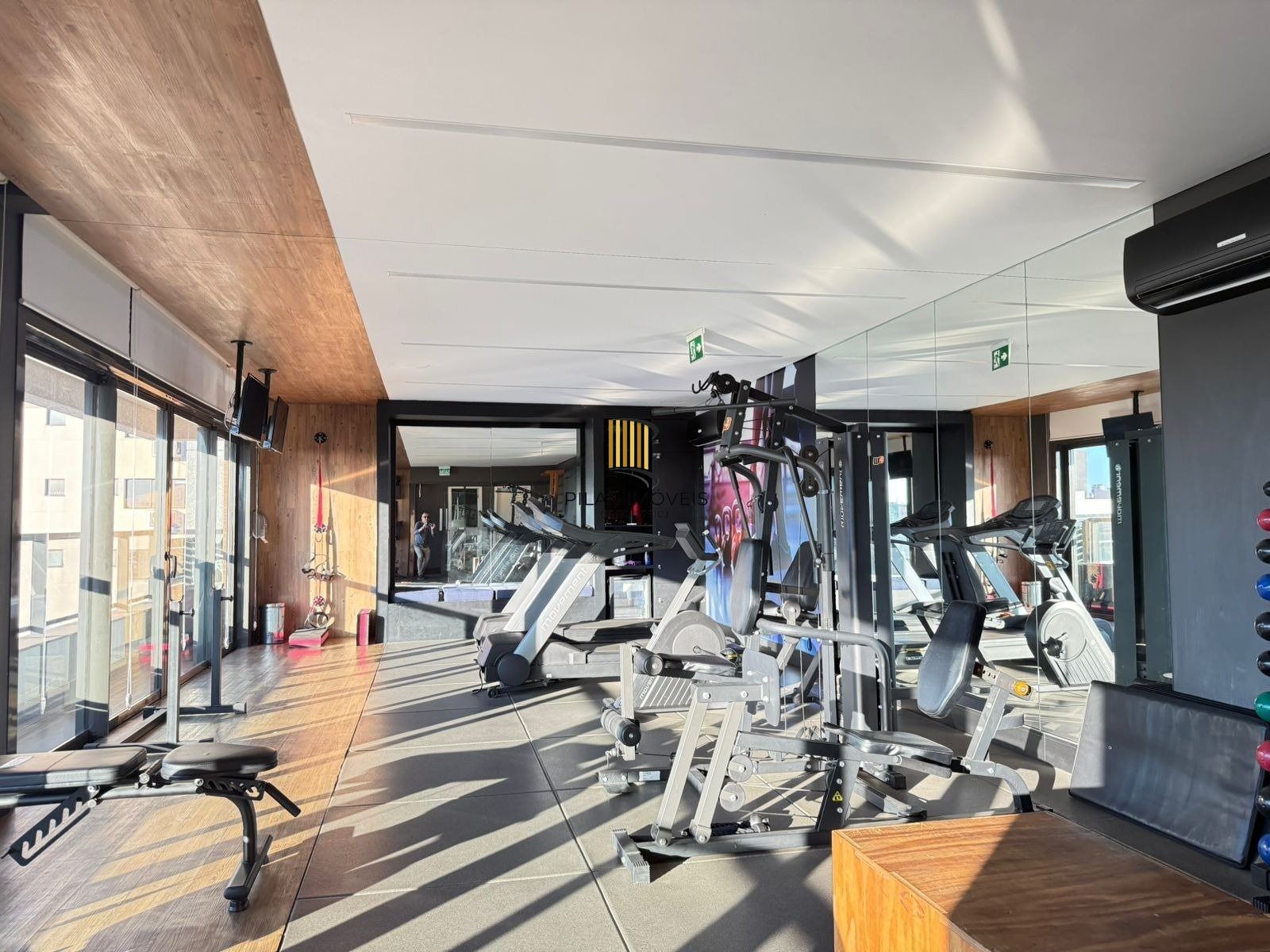 Apartamento com 2 dormitórios, suíte e churrasqueira.