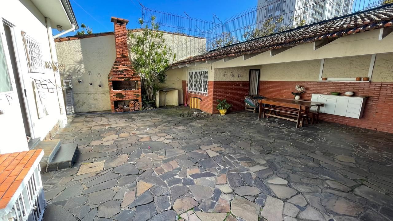 Casa com pátio com 3 dormitórios, 2 banheiros e 4 vagas.