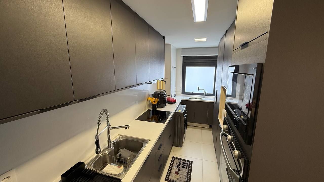 Apartamento mobiliado de 2 dormitórios com suíte e 2 vagas no Petrópolis