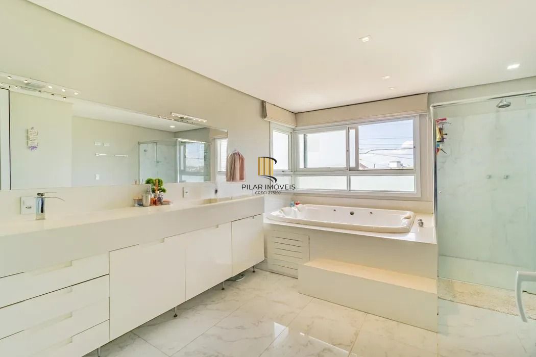 Casa térrea com 3 dormitórios, suíte e 2 vagas.