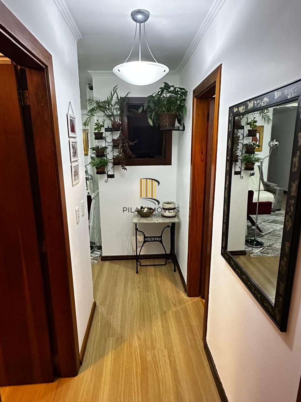 Apartamento 2 Dormitórios com Sacada e Vaga Coberta