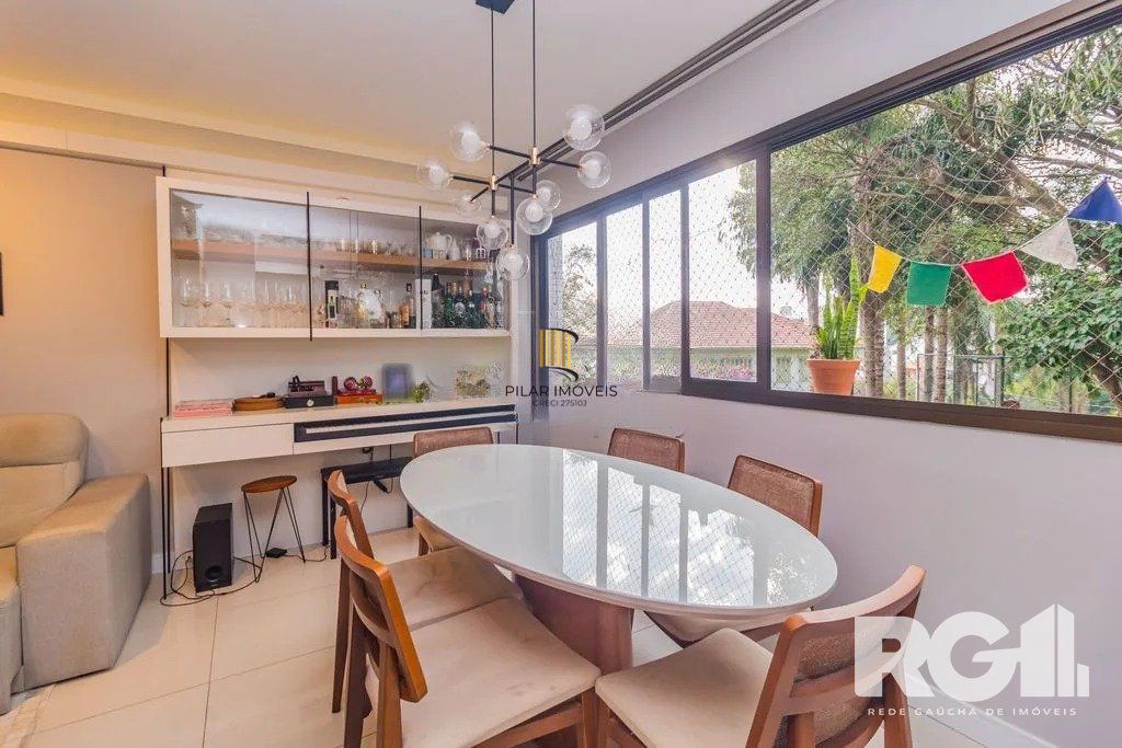 Apartamento com 94m², 3 quartos, 1 suíte, 2 vagas, no bairro Cristo Redentor em Porto Alegre..