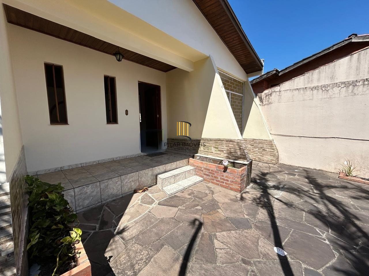 Casa 3 dormitórios com suíte e pátio no Jardim Planalto