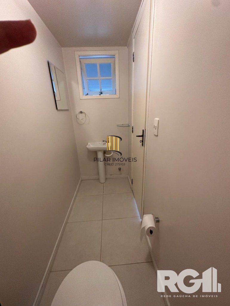 Casa reformada com pátio e espaço gourmet em frente à praça