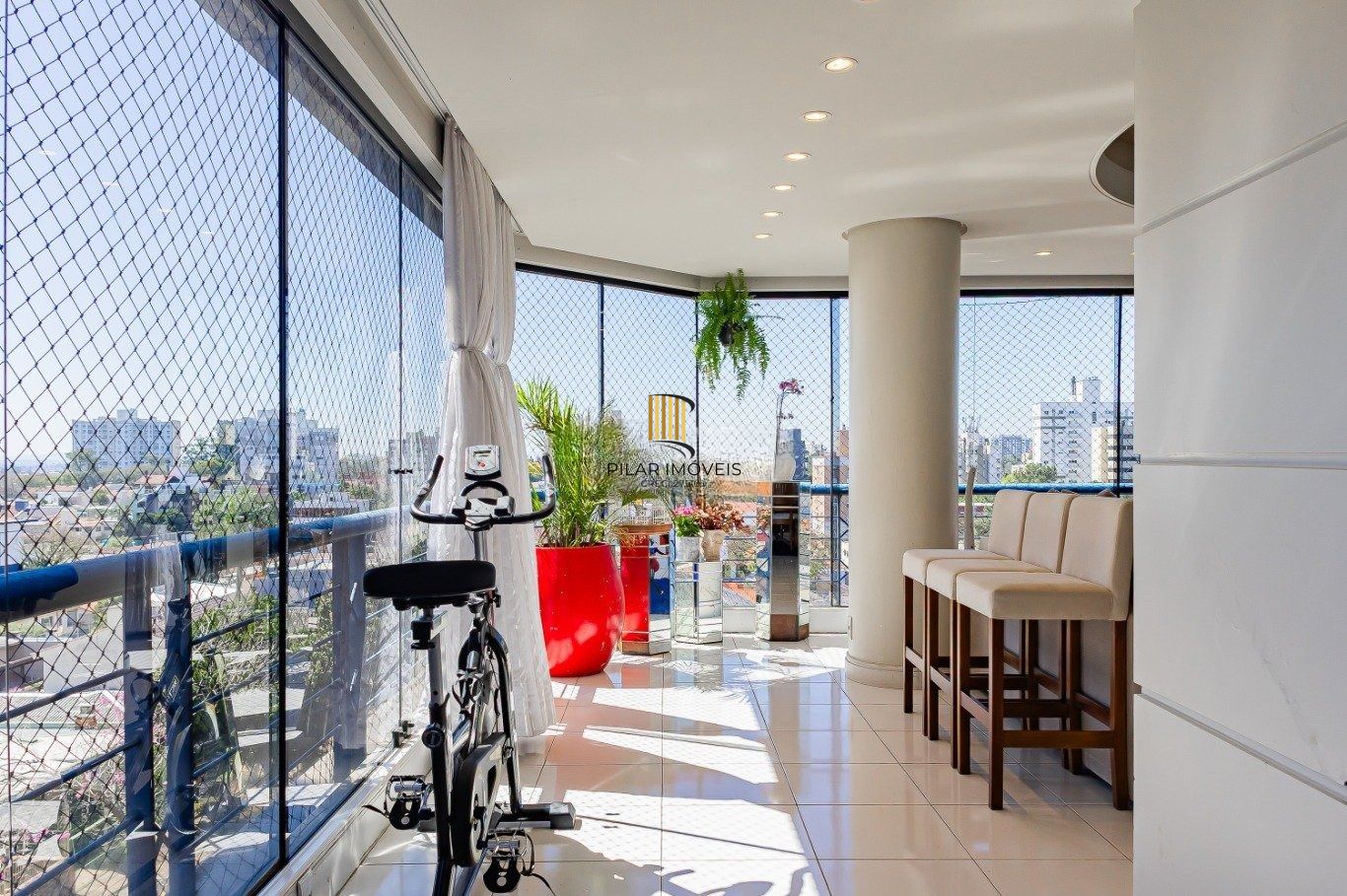 Amplo apartamento semimobiliado com lareira e 2 vagas