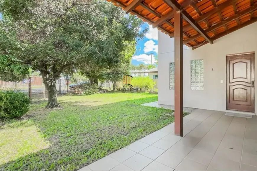 Casa térrea com 4 dormitórios, suíte e 2 vagas.