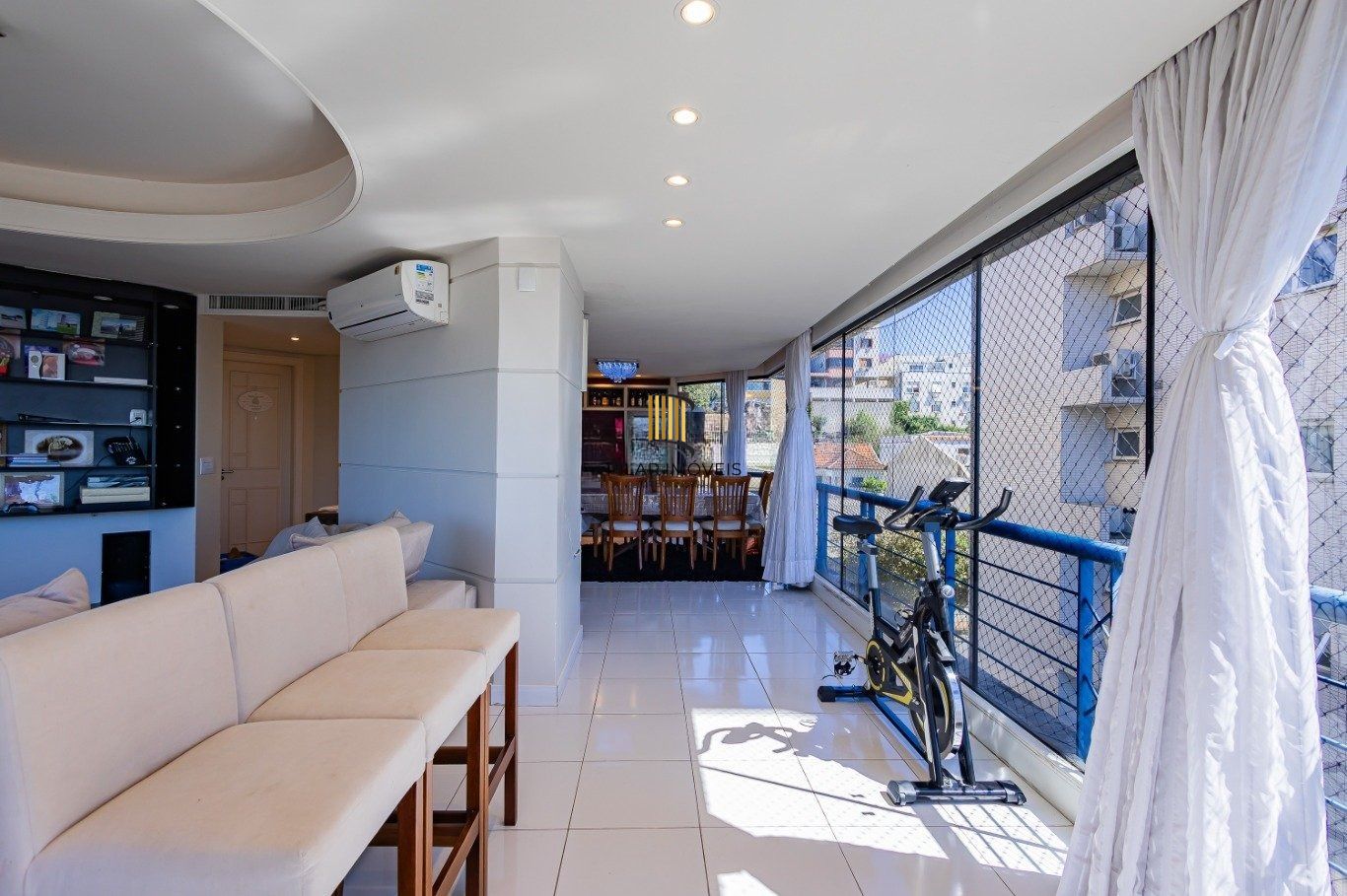 Amplo apartamento semimobiliado com lareira e 2 vagas