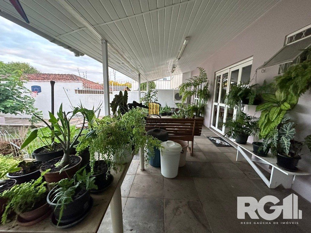 Casa reformada com pátio e espaço gourmet em frente à praça