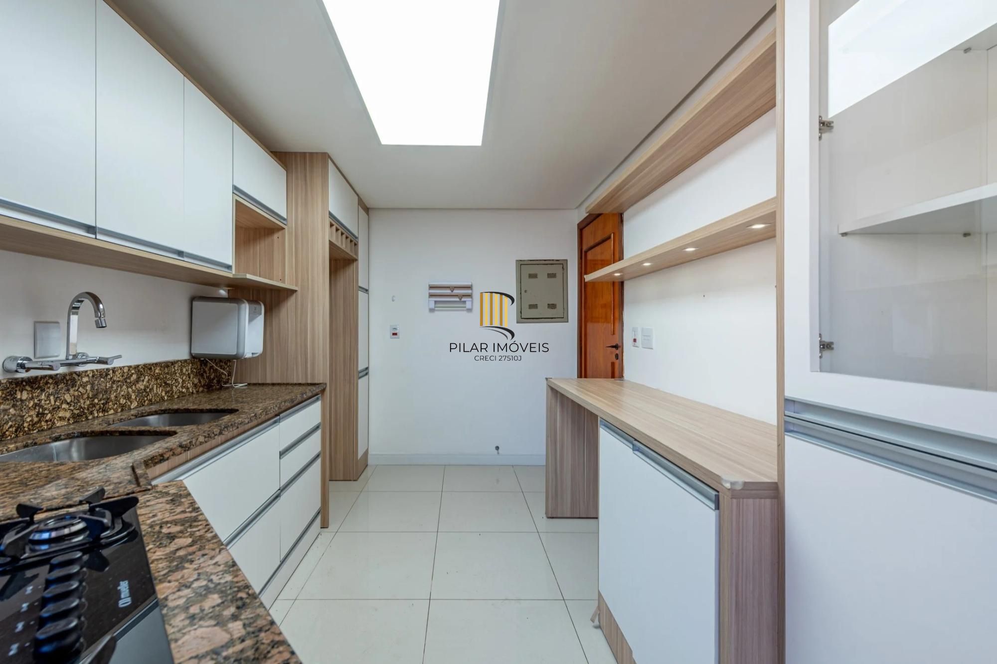 Casa em condomínio com 3 dormitórios, suíte e 2 vagas.