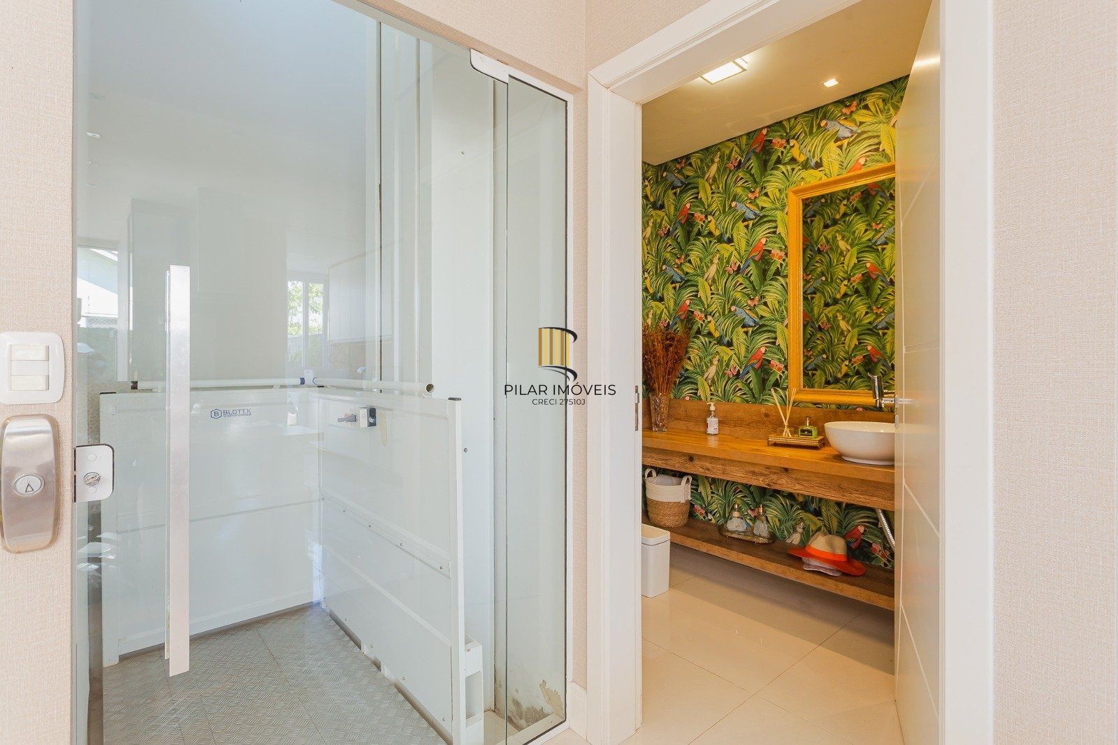 Casa de alto padrão com elevador e piscina acessível em condomínio no Passo das Pedras