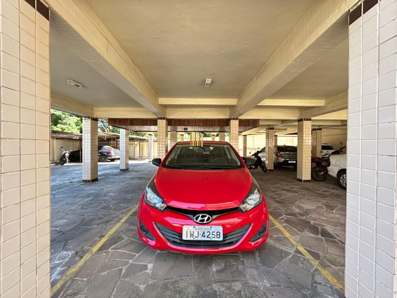 Apartamento de 2 dormitórios, suíte, sacada com churrasqueira e vaga coberta.